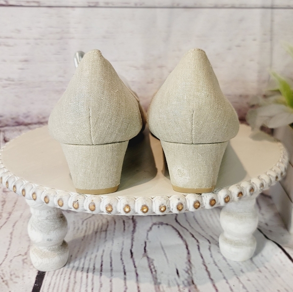 Dana Buchman DB Darby Silver Tan/Cream Fabric Silver Capped Toe Shoe Size 8.5M - Picture 4 of 11